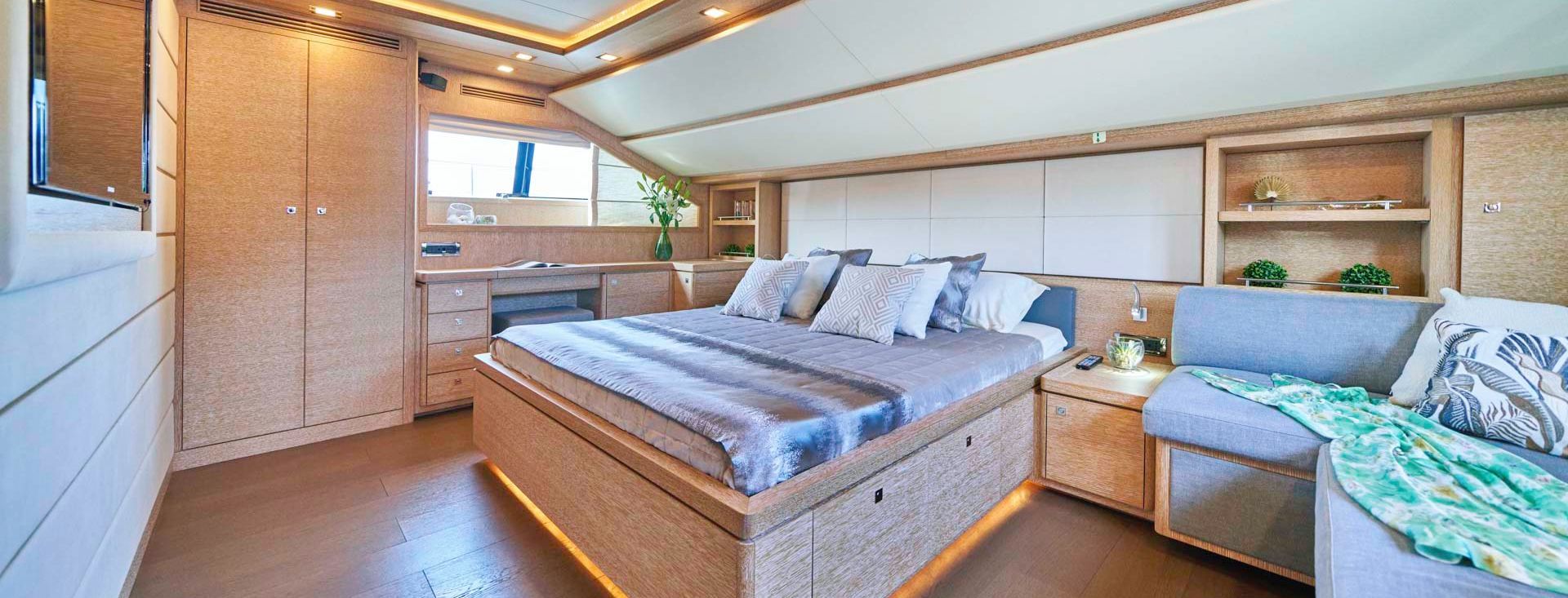 FERRETTI CUSTOM LINE 112 „ACCEPTUS“